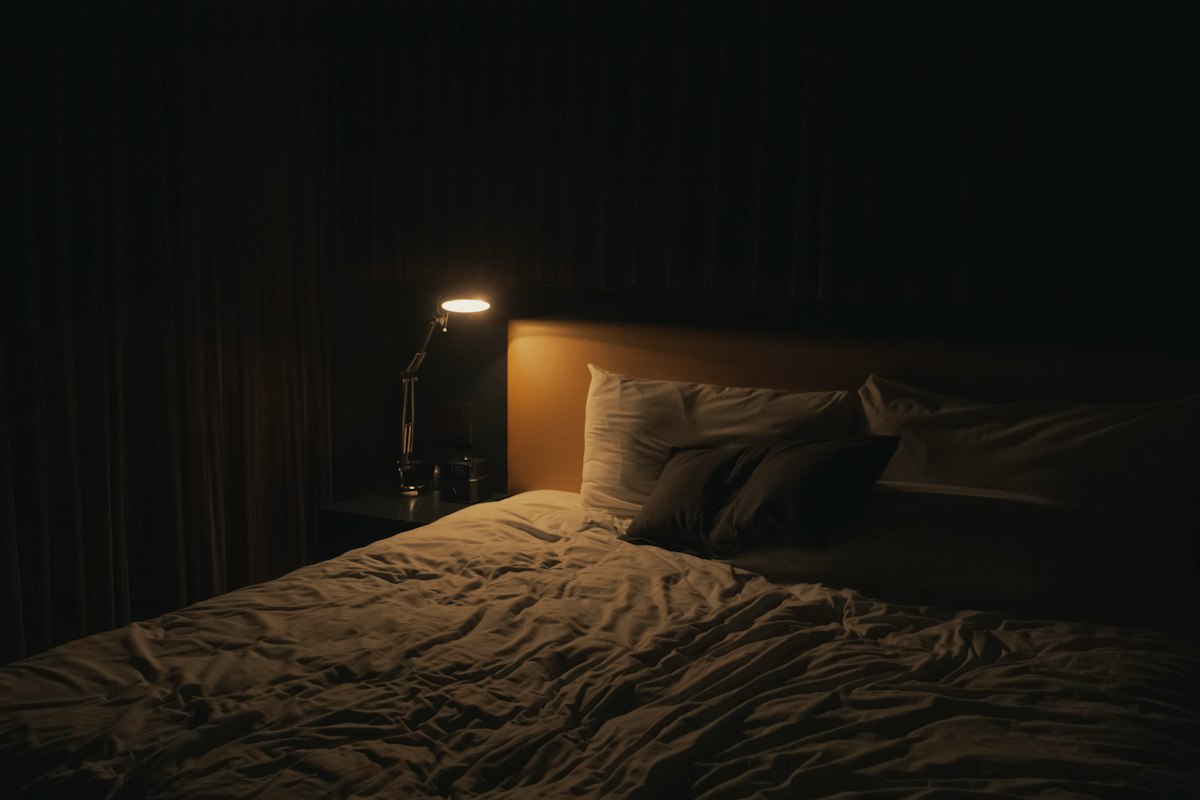 Persona durmiendo de forma tranquila en una cama bien organizada